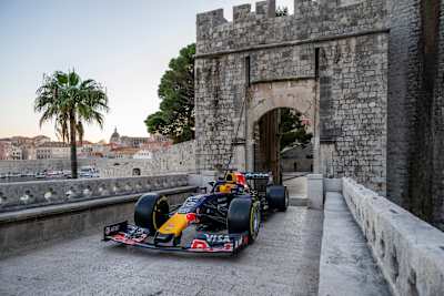 8. travnja 2026. automobil Formule 1 Red Bull Racing RB18 snimljen je među ikoničnim kamenim zidinama Dubrovnika u Hrvatskoj