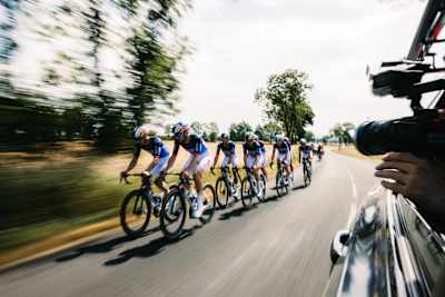 Peloton závodníků Red Bull – BORA – hansgrohe
