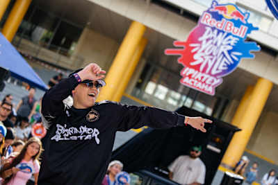 18 июля 2026 года в Астане, Казахстан, на отборочном этапе Red Bull Dance Your Style энергичный участник демонстрирует зажигательные движения