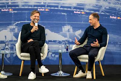 Jürgen Klopp und Oliver Mintzlaff auf einer Bühne im Hangar 7 in Salzburg