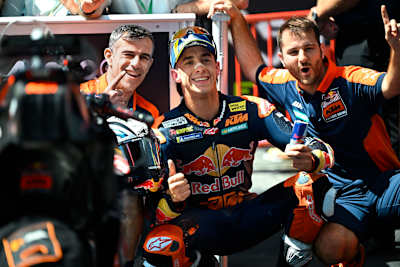 Jubel mit dem Team: Acosta fährt seit 2025 für Red Bull KTM Factory Racing.