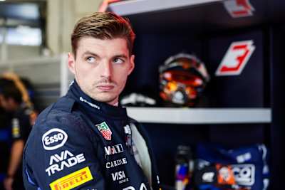 Verstappen geconcentreerd in de garage