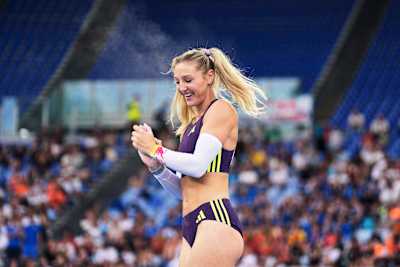 L'athlète britannique Molly Caudery est fière de sa performance après un saut à la perche.