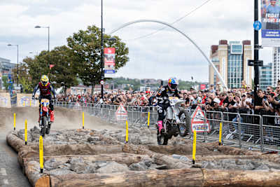 Billy Bolt y Eddie Karlsson se enfrentan a la pista de obstáculos extrema durante Red Bull Tyne Ride 2025 en Newcastle Upon Tyne.