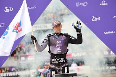 Maciej Janowski na podium IMP podczas rundy w Toruniu