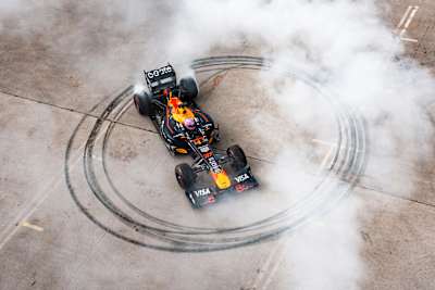 Bolid RB7 Oracle Red Bull Racing podczas kręcenia bączków