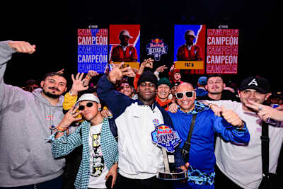 Fat N celebra con sus seguidores en Bogotá, Colombia, el 15 de febrero de 2026, la victoria en el Red Bull Batalla Torneo de Plazas, mientras sostiene con orgullo el trofeo del campeonato