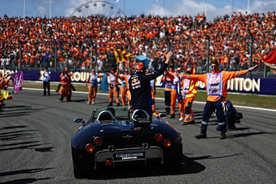 Verstappen zwaait nog één keer naar het Nederlandse publiek in Zandvoort.
