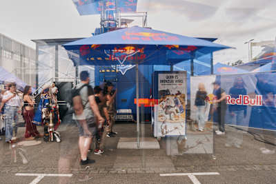Besucher stellen sich auf der Gamescom 2026 in Köln der „Red Bull Witcher 3 Challenge“ – umgeben von themenbezogenen Installationen, auffälligem Branding und anderen Gaming-Fans