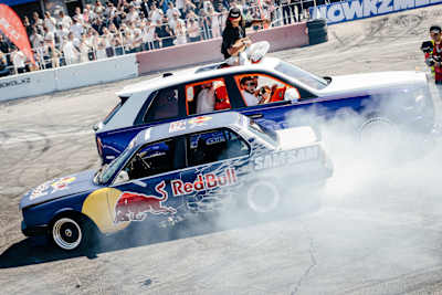 Samkeliso Thubane nastupa usred spektakularnog dima guma i Red Bull automobila na Sam Sam Showu 2026 u Almatyju, Kazahstan, 24. svibnja 2026