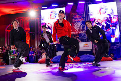 Hip hop, house, locking, popping ve waacking gibi farklı disiplinlerden gelen dansçılar, karşılarına çıkacak şarkıları önceden bilmeden sahneye çıktı.