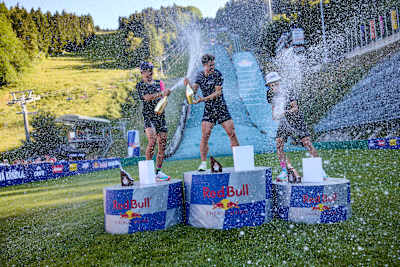 Vítěz Red Bull 400 v Liberci Erik Resell spolu s dalšími závodníky