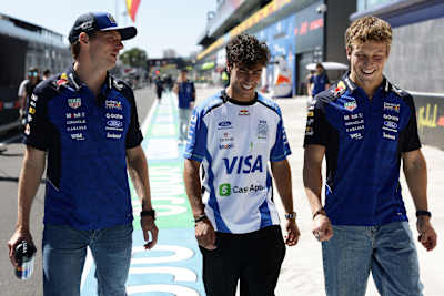 Verstappen wandelt met Lawson en Lindblad door de pitstraat