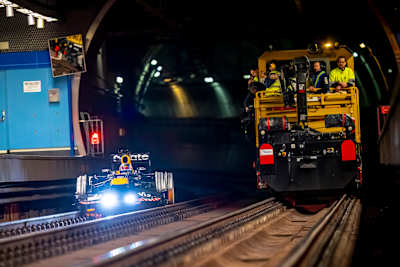 Om de race in Madrid te vieren reed Red Bull met een F1-auto over het spoor