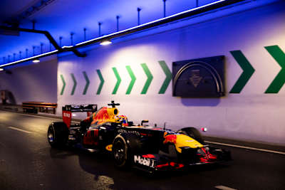 Red Bull F1 aracı, İstanbul, Avrasya Tüneli gösterisi.