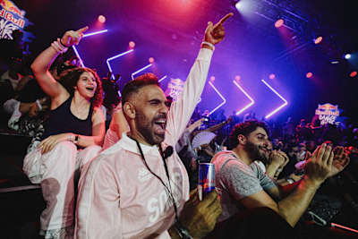 Am 2. August 2026 jubeln und tanzen die Zuschauer:innen beim Red Bull Dance Your Style National Final 2026 in der Inselpark Arena in Hamburg.
