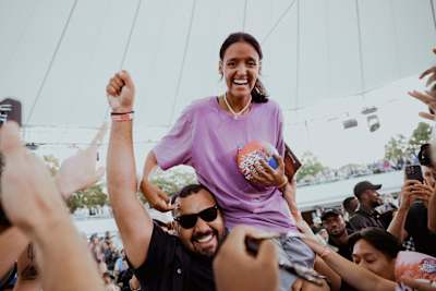 Luwam feiert ihren Sieg beim National Finale von Red Bull Dance Your Style 2023 in Hamburg.