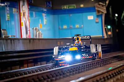  Patrick Friesacher vozi F1 bolid Oracle Red Bull Racinga kroz madridski metro u Španiji