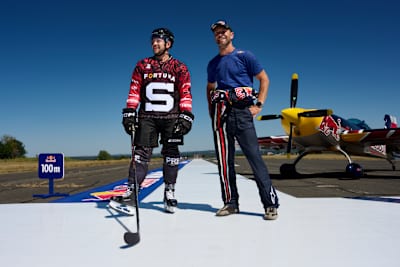 Hokejista Matěj Blümel a pilot Martin Šonka. 