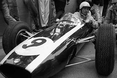 Lasciata la Ferrari iniziò la discesa di P.Hill Lasciata la Ferrari iniziò la discesa di P.Hill