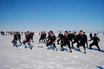 Les scientifiques de la station néozélandaise en Antarctique font un Haka d'avant-match de rugby.