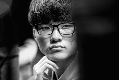 Portrait de Faker, joueur professionnel sud-coréen et légende de League of Legends, considéré comme le GOAT de l'esport sur LoL.