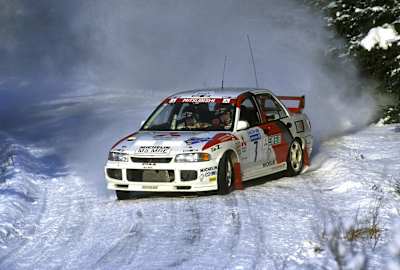 Le pilote de rallye finlandais Tommi Mäkinen roule en course en 1996, nnée de son premier titre en championnat du monde WRC.
