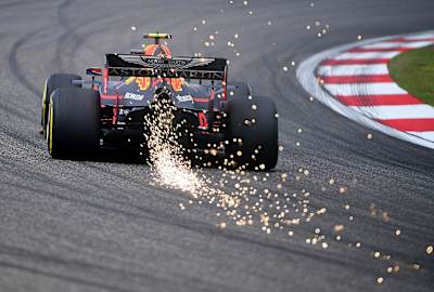 El Aston Martin Red Bull Racing RB15 del francés Pierre Gasly echa chispas durante el Gran Premio de China de 2019.