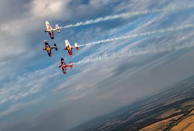 Formace Flying Bulls během osového výkrutu