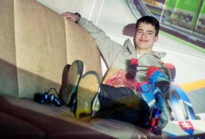 Pro gamer Erik hakkiJunior Leštach ze Slovenska sedí na pohovce