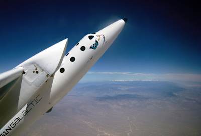 WhiteKnightTwo da Virgin Galactic ganhando altitude