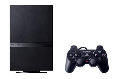 Die PlayStation 2 Slim. Vier Jahre nach dem Start legte Sony die Konsole in einer kleineren und leiseren Variante neu auf. Der Ethernet-Port für Onlinedienste wurde direkt integriert