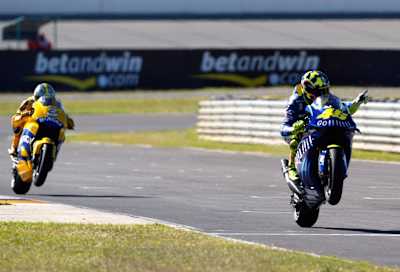 Il memorabile trionfo di Valentino Rossi a Welkom nel 2004 davanti a Max Biaggi