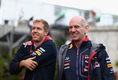 El piloto de F1 Sebastian Vettel habla con el ingeniero Adrian Newey en el paddock tras la clasificación del Gran Premio de Bélgica 2014 en Spa.