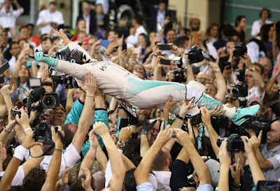 Nico Rosberg Mercedes ekibinin ellerinde süzülüyor