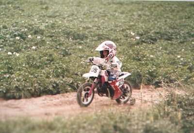 四岁的马克，骑着自己人生第一辆摩托车