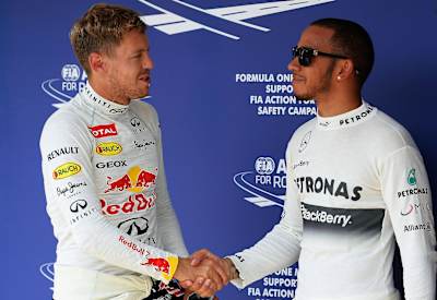 Der Merceds-Mann auf der Poleposition Lewis Hamilton (R) aus Großbritannien feiert mit dem Sebastian Vettel (L) aus Deutschland, dem Zweitplatzierten vom Team I