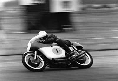 El piloto de MV Agusta Mike Hailwood en 1965