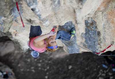 Sasha DiGiulian climbs Carbon-14 in Spain