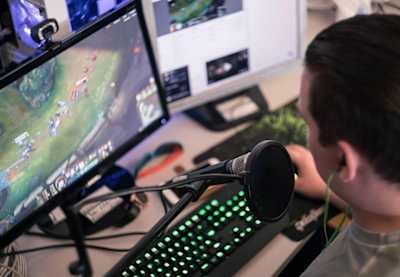 Streamerji s profesionalno audio in video opremo