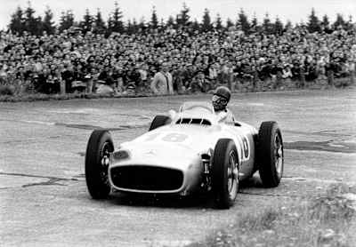 Juan Manuel Fangio no GP da Alemanha de 1954 com o Mercedes Benz W196 R