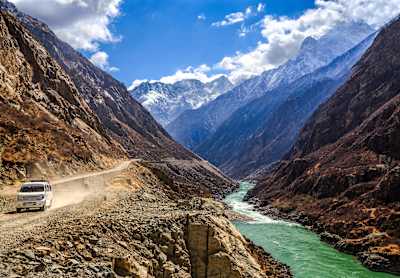 Der Yarlung Tsangpo Fluss entspringt auf 4.500 m.