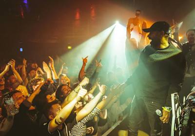 Kano en vivo en el club Fabric.