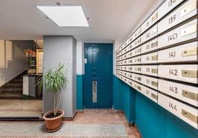 În scara Blocului Liric, cutiile de scrisori sunt piesa de rezistență