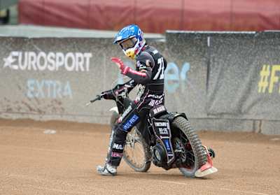 Maciej Janowski na torze żużlowym podczas zawodów Speedway Grand Prix 