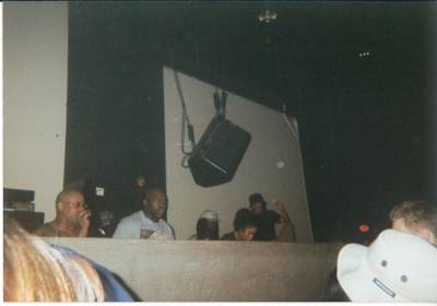 97〜98年ごろのDJ MAKIDAI。左でマイクを握るのがGuru (Gangstarr)という奇跡的な一枚。