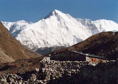 Culminant à 8 188 mètres, le Cho Oyu fait partie du massif de l’Himalaya et est l'une des montagnes les plus hautes du monde.