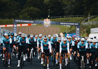 Les cyclistes foncent sur le circuit de Charade lors du Red Bull Cycling Survivor 2025,  à Clermont Ferrand.