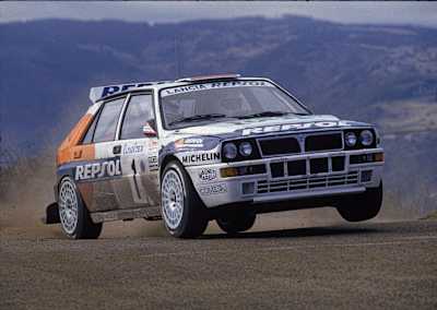Lancia Delta Integrale WRC : Carlos Sainz dans la voiture Lancia au rallye de Monte-Carlo du championnat du monde WRC.