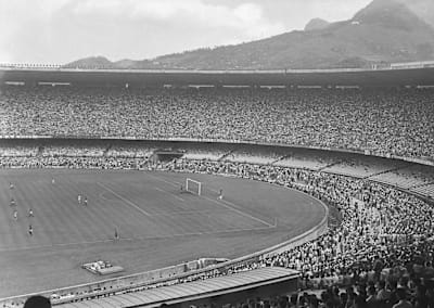 Vue historique du stade Maracanã en 1950 lors d’un match de football à Rio de Janeiro.